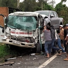 xin vuot xe khong duoc su thay dap vo kinh o to nguoi di duong