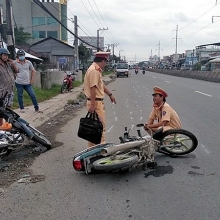 xin vuot xe khong duoc su thay dap vo kinh o to nguoi di duong