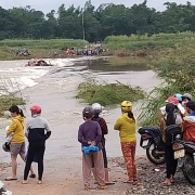 nguoi dan bac cay cau qua nhip cau gay de vuot lu