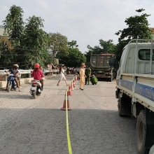 ha noi phat hien nu lao cong nghi bi tai nan tu vong ben duong cung dong chu la